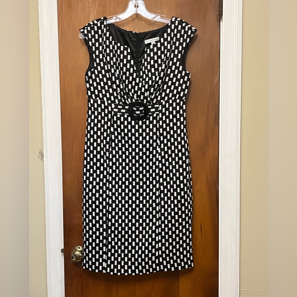 Sandra Darren Black White Sleeveless Dress.        D1